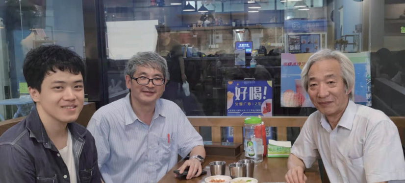 王琢院长和广外硕士生导师丁国旗教授(中)、广外硕士生(华商pp电子官方网站入口20届毕业生)徐磊(左)